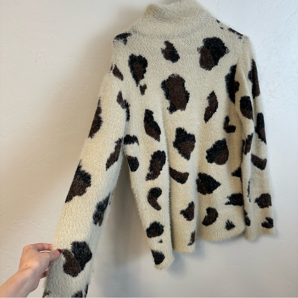 Leopard Print Fuzzy Sweater - Picture 4 of 4